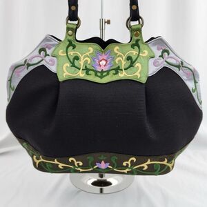 ☔️🔥NWT Oovoo Hand Embroidered Floral Purse